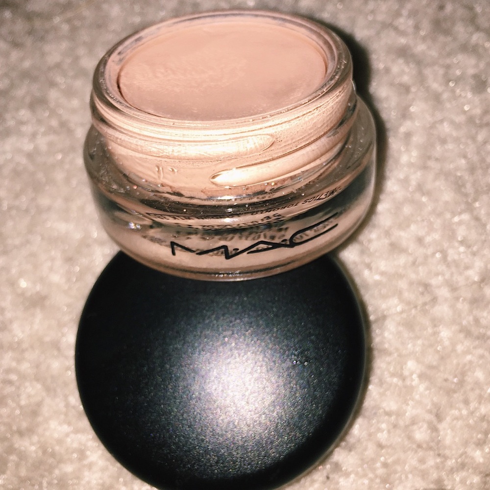 MAC layin’ low paint pot!